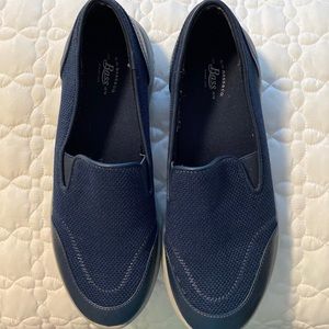 Bass slip on size 8.5. Never worn comfort lights weight slip on